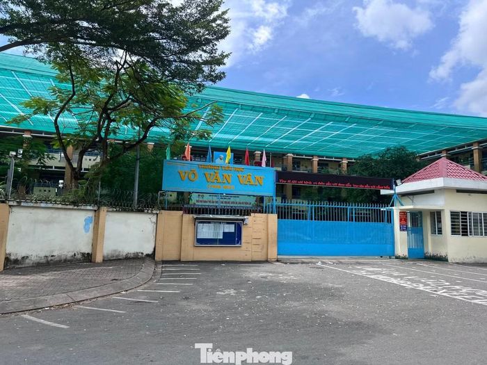 Trường học từ mầm non đến cấp 3, siêu thị hoành tráng ngay trong khu dân cư.