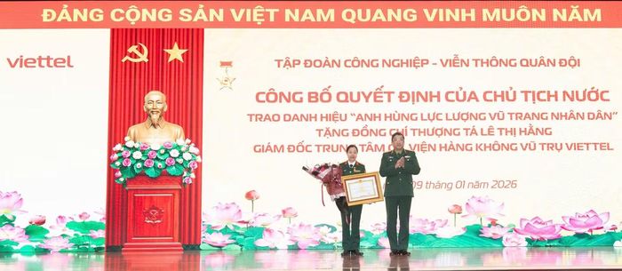 Thượng tá Lê Thị Hằng đón nhận danh hiệu Anh hùng Lực lượng vũ trang nhân dân thời kỳ đổi mới, tháng 1/2026.