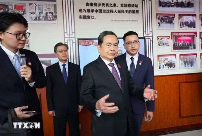 Chủ tịch Quốc hội Trần Thanh Mẫn tham quan điểm liên lạc lập pháp cơ sở của Bắc Kinh. Ảnh: TTXVN