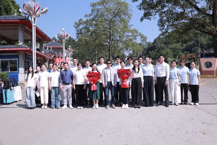 Đoàn công tác thanh niên Việt Nam - Trung Quốc chụp ảnh lưu niệm tại Cửa khẩu quốc tế Hữu Nghị.