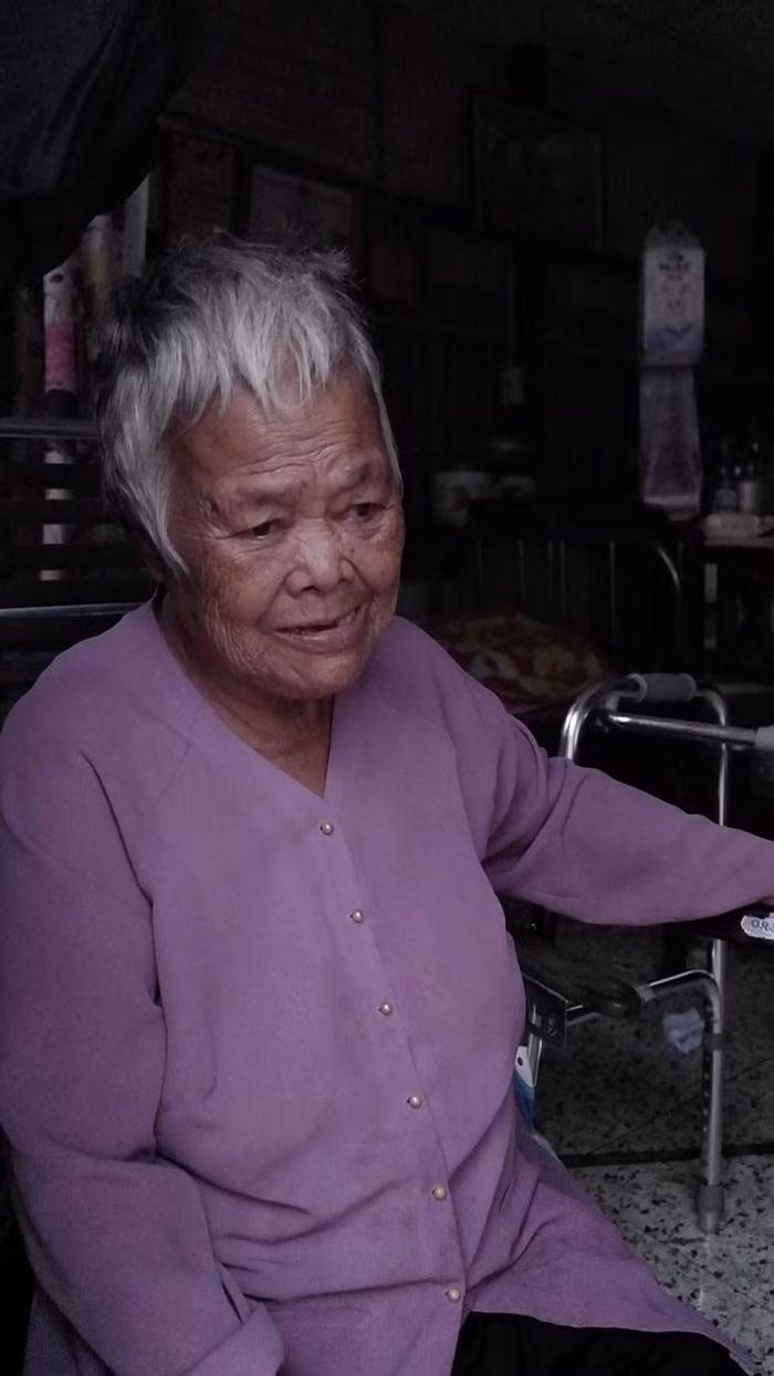 Bà Nguyễn Thị A (84 tuổi, ngụ phường Bình Đông) cho biết nước triều năm nay dâng cao, tràn vào nhà, khiến việc đi lại và sinh hoạt của gia đình gặp nhiều khó khăn. “Năm nay nước dâng cao hơn năm ngoái rất nhiều”, bà A chia sẻ.