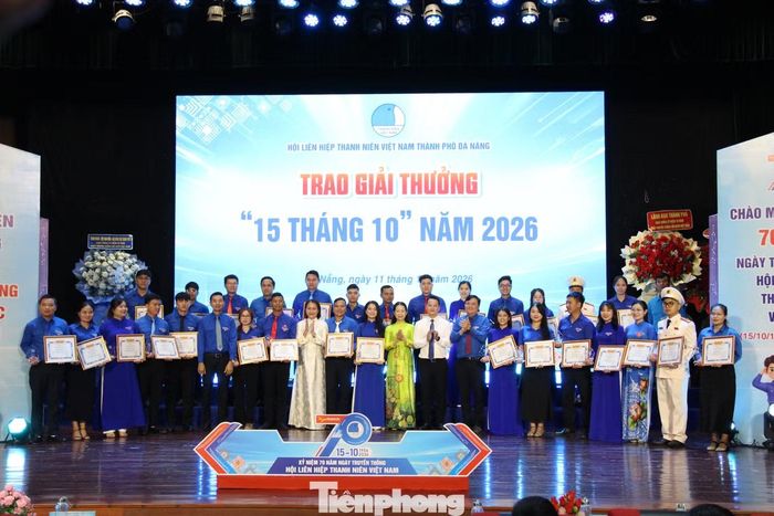 70 tấm gương tiêu biểu được vinh danh ở 2 giải thưởng là những thủ lĩnh thanh niên cống hiến thầm lặng vì cộng đồng, lan tỏa lối sống đẹp và tích cực.