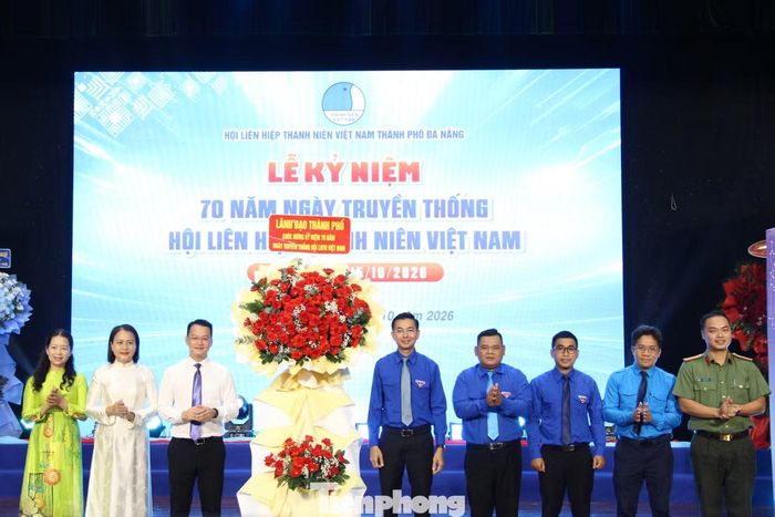 Lãnh đạo thành phố Đà Nẵng chúc mừng 70 năm ngày truyền thống Hội Liên hiệp Thanh niên Việt Nam. Ảnh: Giang Thanh