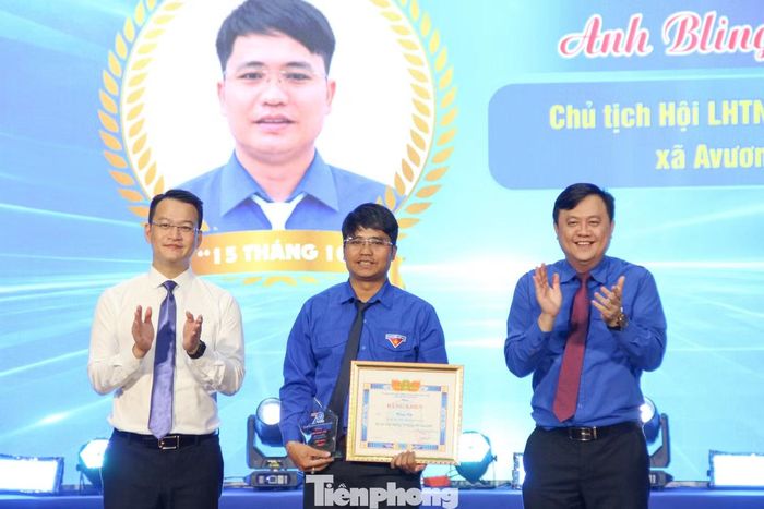 Anh Bling Vơn nhận giải thưởng "15 tháng 10".