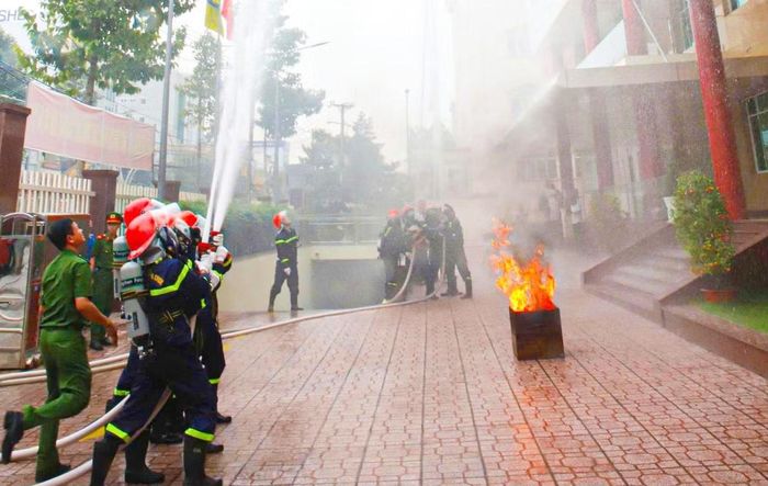 Những người trong toà nhà di chuyển ra ngoài theo hướng dẫn để thoát nạn