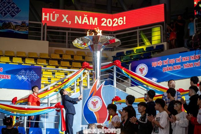 Ông Quản Minh Cường, Ủy viên Ban Chấp hành Trung ương Đảng, Bí thư Thành ủy, Trưởng Đoàn ĐBQH thành phố Quảng Ninh, nhận đuốc từ đoàn VĐV, thắp sáng đài lửa truyền thống của Đại hội.