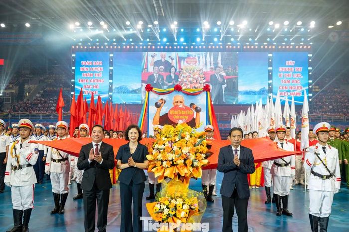 Dự khai mạc có ông Hoàng Đạo Cương, Thứ trưởng Bộ Văn hóa, Thể thao và Du lịch. Đại diện Tỉnh ủy - HĐND - UBND - Ủy ban MTTQ thành phố Quảng Ninh và hàng nghìn người bao gồm các diễn viên chuyên nghiệp và không chuyên ở các cơ quan, đơn vị, trường học, các đoàn vận động viên...