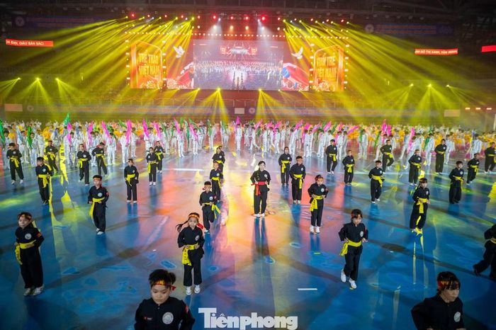Điểm nhấn của lễ khai mạc là chương trình đồng diễn nghệ thuật thể dục thể thao với chủ đề “Quảng Ninh - Thành phố rạng rỡ tương lai”, kết hợp các yếu tố lịch sử, văn hóa, đương đại và thể thao có 72 khối, gần 5.000 người tham gia.