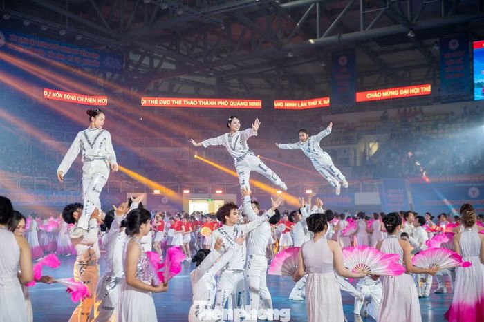 Mỗi người dân khỏe mạnh hơn sẽ góp phần tạo nên một cộng đồng khỏe mạnh hơn. Một cộng đồng khỏe mạnh, năng động, đoàn kết và giàu khát vọng sẽ tạo nên nguồn lực quan trọng để Quảng Ninh phát triển nhanh, bền vững trong chặng đường mới.