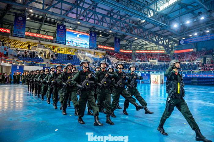 Trong đó phần diễu hành có các vận động viên là lực lượng vũ trang thuộc quân đội, hải quân, công an và 72 khối đến từ các lực lượng, đoàn thể cùng 54 phường, xã, đặc khu.