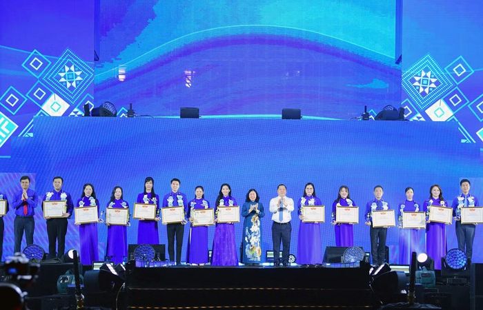 Các đại biểu trao tặng Giải thưởng Nguyễn Chí Thanh 2026 cho cán bộ Hội tiêu biểu