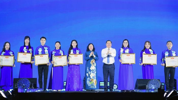 Bà Bùi Thị Minh Hoài - Ủy viên Bộ Chính trị, Bí thư T.Ư Đảng, Chủ tịch Ủy ban T.Ư Mặt trận Tổ quốc Việt Nam; ông Nguyễn Phi Long - Ủy viên T.Ư Đảng, Phó Bí thư thường trực Đảng ủy Mặt trận Tổ quốc, các đoàn thể Trung ương, Phó Chủ tịch Ủy ban T.Ư Mặt trận Tổ quốc Việt Nam trao Giải thưởng Nguyễn Chí Thanh 2026 cho cán bộ Hội tiêu biểu. Ảnh: Xuân Tùng