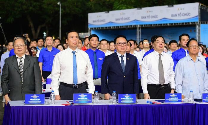 Các đại biểu thực hiện nghi lễ chào cờ tại chương trình. Ảnh: Xuân Tùng