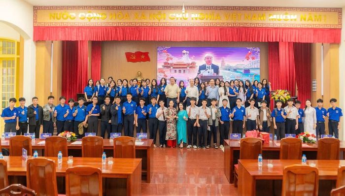 Đông đảo đoàn viên, thanh niên, học sinh giao lưu với ông Phan Ngọc Thọ - nguyên Chủ tịch UBND tỉnh Thừa Thiên Huế.