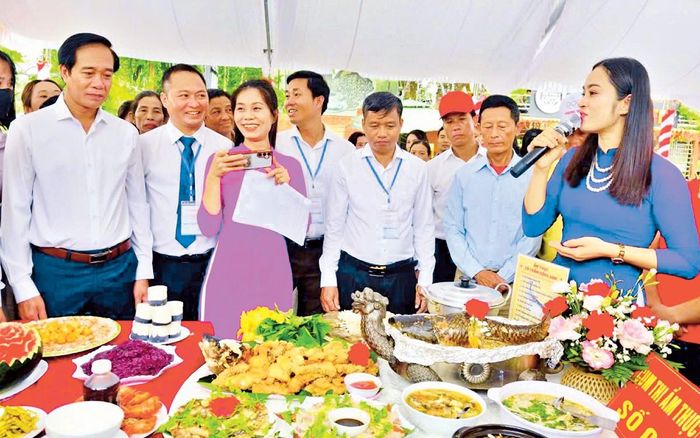 Chính quyền địa phương tổ chức hội thi cá lồng sông Son vào mùa du lịch hằng năm