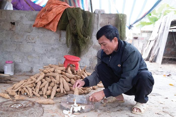 Thức ăn cho cá chủ yếu bằng nguồn thức ăn tự nhiên như rong rêu, lá chuối rừng, sắn thái nhỏ và cỏ non ven sông