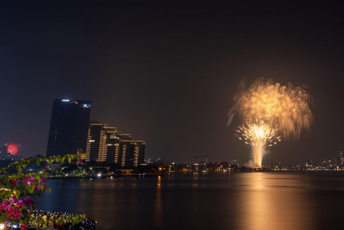 Trận địa pháo hoa trên hồ Tây với sự kết hợp của 200 quả pháo nổ nước.