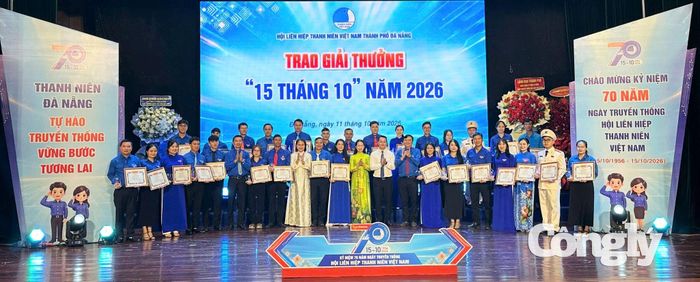 Hội Liên hiệp Thanh niên Việt Nam TP Đà Nẵng trao Giải thưởng “15 tháng 10” cho các cán bộ Hội, thủ lĩnh thanh niên tiêu biểu năm 2026.