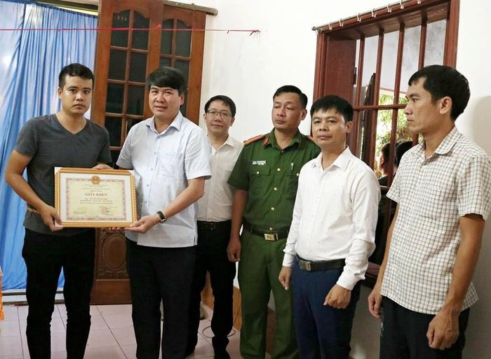 Lãnh đạo xã Giao Thủy trao giấy khen truy tặng, ghi nhận hành động dũng cảm cứu hai cháu nhỏ của ông Nguyễn Trọng Khải.