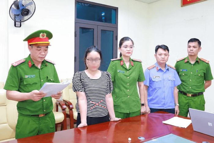 Cơ quan Công an đọc lệnh khởi tố và bắt tạm giam bị can Đặng Thị Lý (dấu X). Ảnh: TTXVN