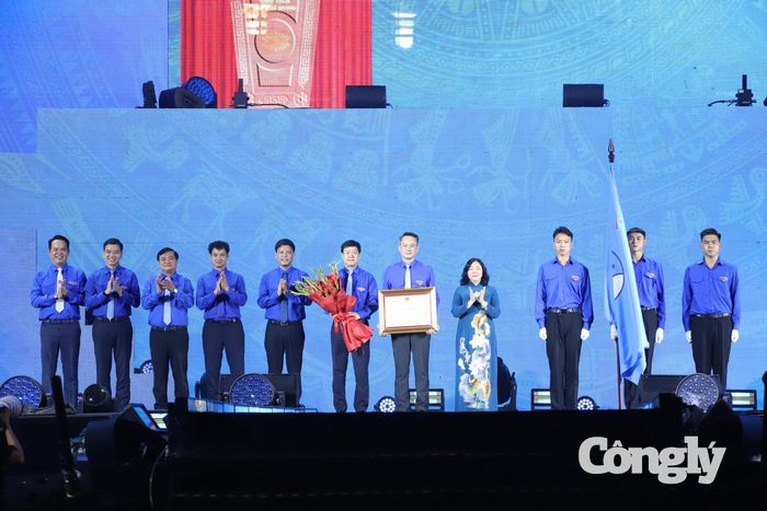 Trung ương Hội LHTN Việt Nam vinh dự đón nhận Huân chương Lao động hạng Nhất
