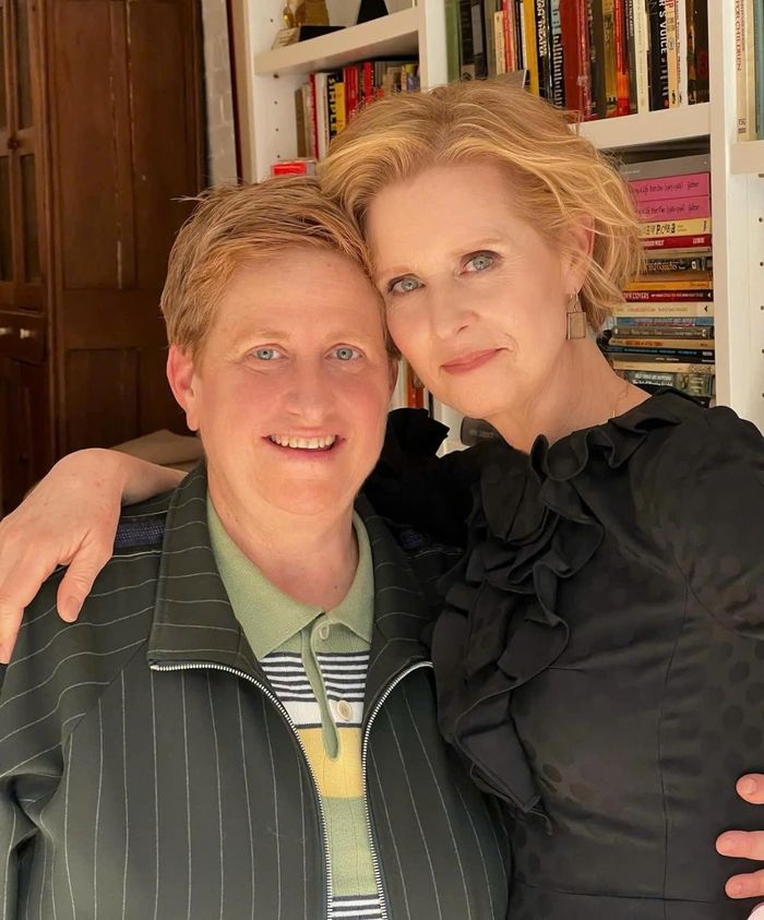 Cynthia Nixon hạnh phúc bên người bạn đời (Ảnh: The Australian Women's Weekly).