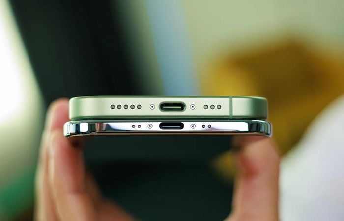 iPhone Air mỏng hơn đáng kể so với iPhone 17. Ảnh: PhoneArena