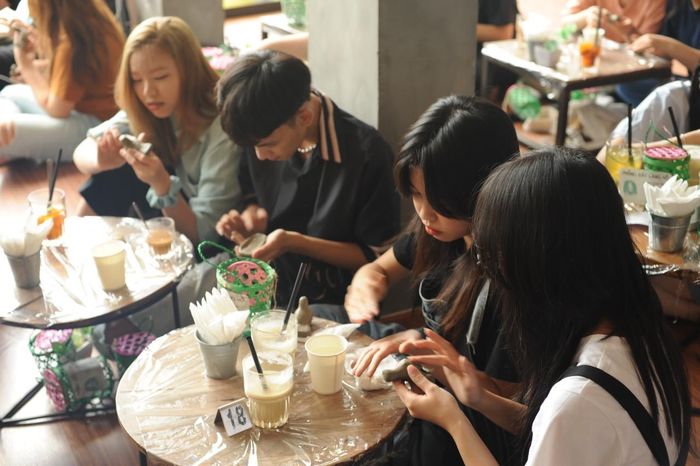 Hiện nay, nhiều bạn trẻ bắt đầu tìm hiểu, đến trải nghiệm công việc nặn phỗng đất dưới sự hướng dẫn của ông Giáp