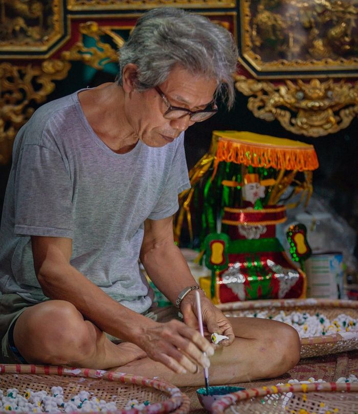 Tại phường Thuận Thành, ông Phùng Đình Giáp được biết đến là một trong những nghệ nhân cuối cùng còn giữ nghề làm phỗng đất