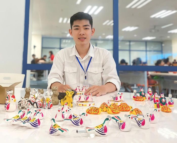Hiện nay, bên cạnh bộ phỗng truyền thống, ông Giáp và Đạt còn làm thêm một số mẫu mới phù hợp hơn với nhu cầu của khách