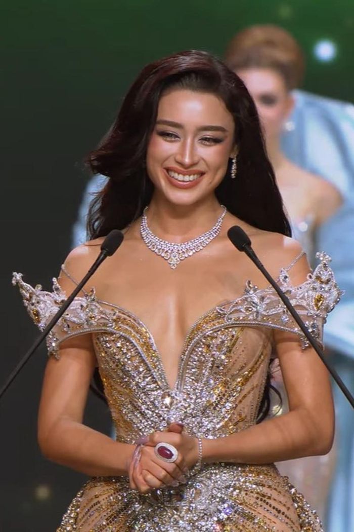 Emoura Phạm trong đêm chung kết.