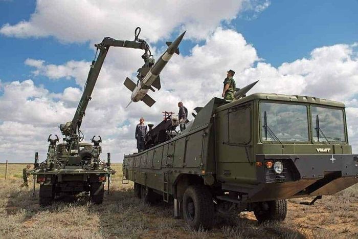Nạp bệ phóng lên khung gầm MZKT-6525 của hệ thống phòng không S-125-2M Pechora-2M. Ảnh: militarnyi.com