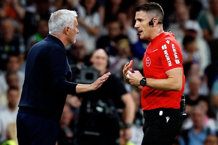 Mourinho cũng bị thẻ vàng, bỏ luôn họp báo. Ảnh: Diario AS