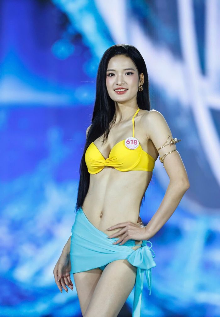 53 thí sinh có phần trình diễn áo tắm trên nền nhạc sôi động "Like an Angel" qua giọng hát của ca sĩ Lưu Hiền Trinh. 