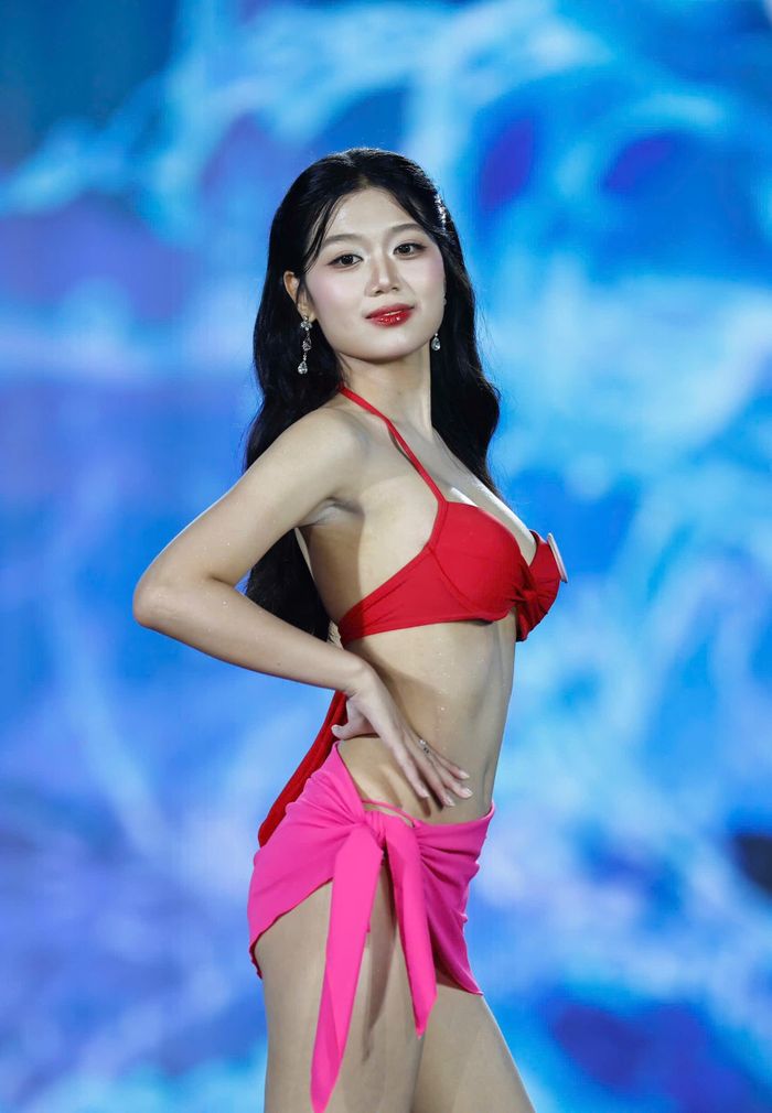 Sự trở lại của 53 thí sinh trong phần thi trình diễn trang phục áo tắm làm bừng sáng sân khấu chung khảo Hoa hậu Việt Nam 2026. 