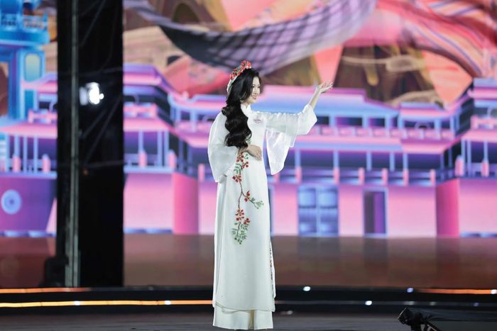Trên sân khấu hướng ra biển Đồ Sơn, 53 thí sinh đưa khán giả đi qua những miền văn hóa, cảnh sắc và di sản từ Bắc vào Nam bằng ngôn ngữ của tà áo dài Việt.