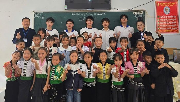 Chữ Thái cổ từ trang sách xưa đến lớp học số của học sinh vùng cao. Ảnh: TM