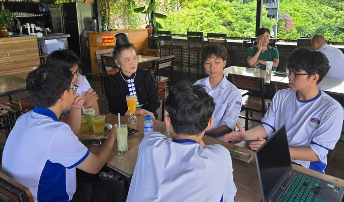 Trò chuyện cùng cô Lò Mai Cương, chuyên gia biên soạn sách dạy tiếng Thái. Ảnh: TM
