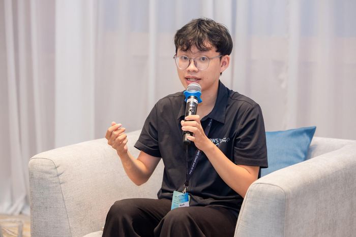 Lương Tiến Dũng (trái) và Nguyễn Đức Mạnh - hai sinh viên cùng theo học Trường Đại học Giao thông Vận tải. Ảnh: LA
