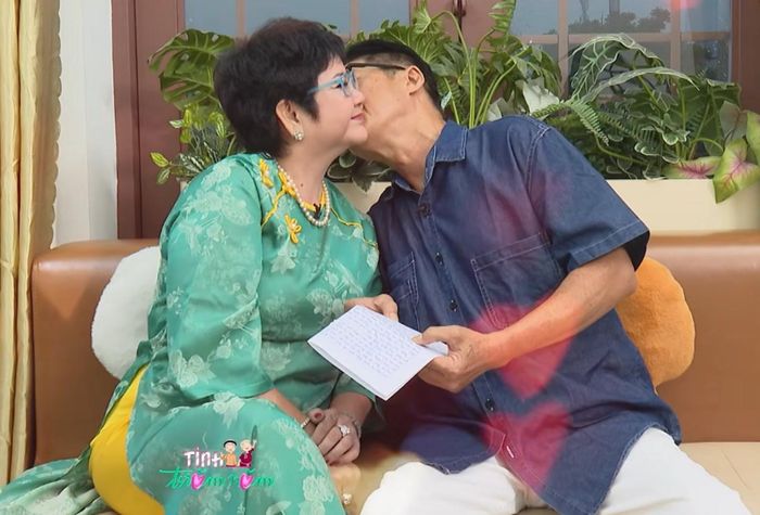 Cuối chương trình, ông Sự đặt lên má người vợ tào khang nụ hôn ấm áp