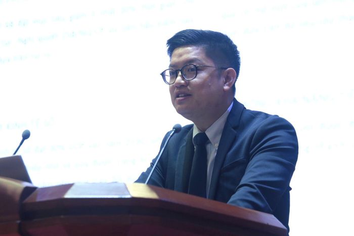 TS Rémi Nguyen, chuyên gia tư vấn dự án Hợp tác Chính phủ điện tử Pháp - Việt, chia sẻ về chuyển đổi số dưới góc nhìn kinh tế học. Ảnh: Minh Ngọc