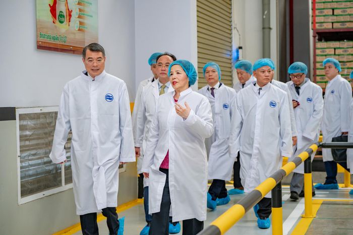 Thủ tướng Lê Minh Hưng và đoàn công tác cấp cao tìm hiểu hoạt động sản xuất tại Nhà máy Angkormilk. Ảnh: Vi Nam