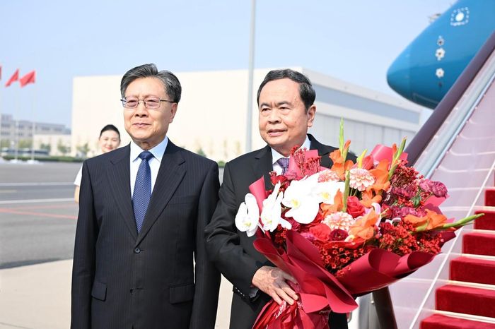 Phó Ủy viên trưởng Ủy ban Thường vụ Nhân đại toàn quốc Trung Quốc Vương Đông Minh đón Chủ tịch Quốc hội Trần Thanh Mẫn tại sân bay. Ảnh: Media QH
