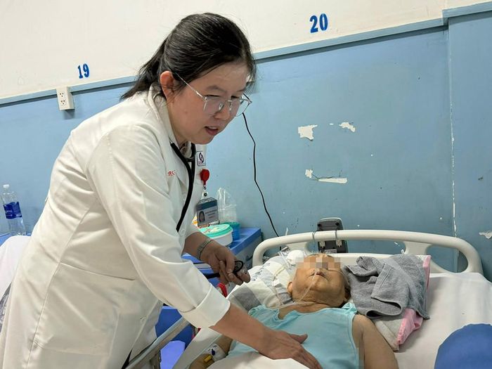 Bác sĩ Trần Minh Giao đang khám cho cụ N. Ảnh: Thanh Huyền