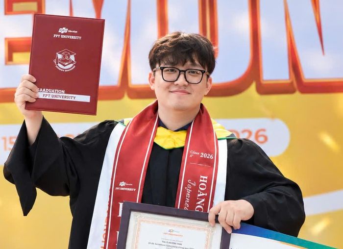 Hoàng Việt Anh trở thành thủ khoa tốt nghiệp ở tuổi 27. Ảnh: NVCC