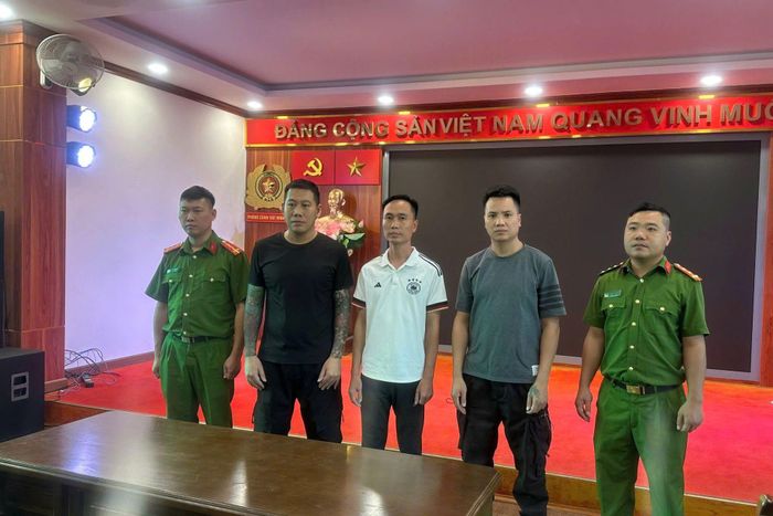 Cơ quan chức năng tống đạt quyết định tố tụng đối với 3 bị can vào ngày 5/10. Ảnh: CACC