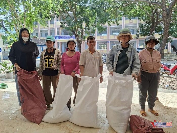 Phụ huynh xúc động khi lần đầu tiên tất cả học sinh nội trú và bán trú của trường được nhận gạo và tiền hỗ trợ. Ảnh: CTV