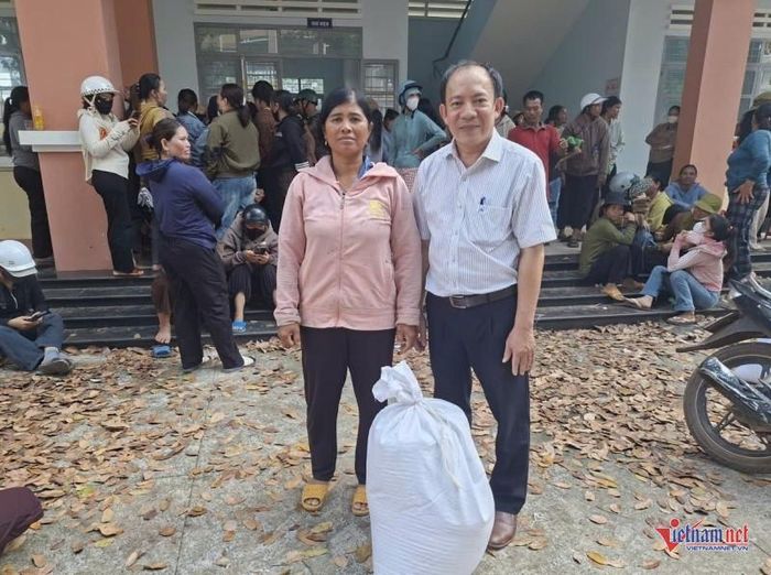 Với phụ huynh có hoàn cảnh khó khăn, việc nhận gạo và tiền hỗ trợ giúp giảm bớt gánh nặng chi tiêu. Ảnh: CTV