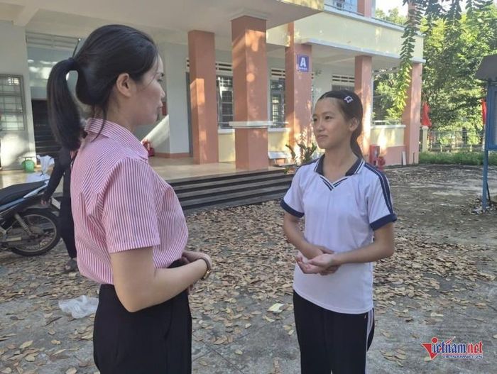 Em Trần Thị Thùy Dung bày tỏ biết ơn sự quan tâm của Đảng, Nhà nước đối với học sinh vùng biên giới. Ảnh: CTV