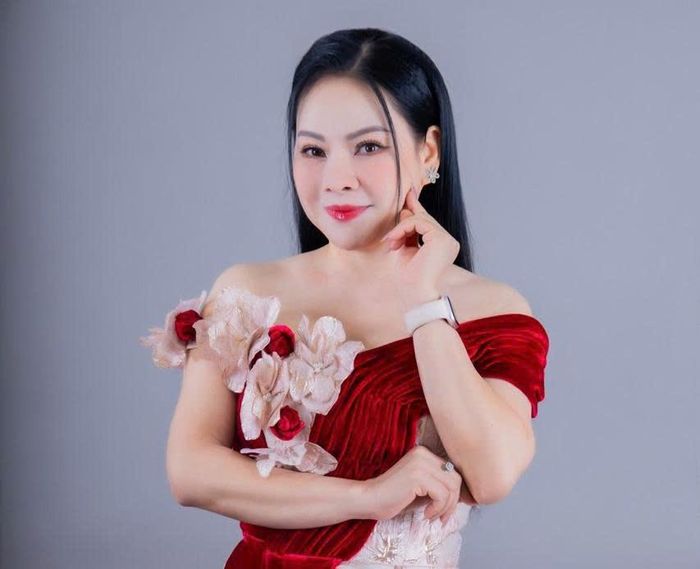 Trong một chương trình, Đông Đào thú nhận từng tự ti ngoại hình, cụ thể là chiếc mũi hỉnh cùng đôi mắt xếch; thậm chí từng lo bị "ế" vì "con trai thời đó rất sợ con gái mắt sắc". Sau khi sinh con đầu lòng, chị tiếp tục tự ti về ngoại hình đến mức không dám trở lại ca hát. Vì nhớ sân khấu, Đông Đào nỗ lực tập thể dục lấy lại vóc dáng và trở lại làm nghề khi con trai đã cứng cáp. 